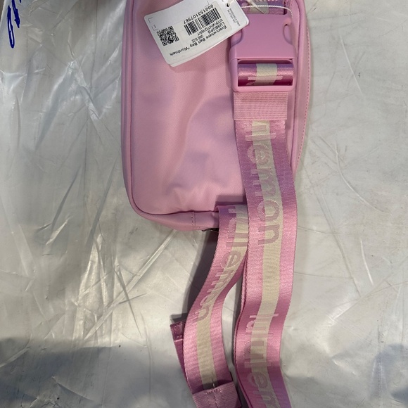Lululemon Everywhere Belt Bag Pink  NWT - Picture 3 of 4